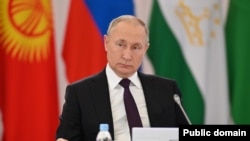 Rusiye prezidenti Vladimir Putin Mustaqil devletlerniñ dostluq reberleriniñ sammitinde. Astana, Qazahistan, 2022 senesi oktâbrniñ 14-ü