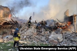 Пожежники працюють у Білогорівці, 8 травня 2022 року. У селищі давно немає ні цілих будівель, ні цивільних