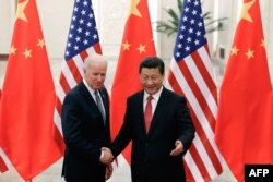 Hytaýyň lideri Si Jinping Pekindäki Uly halk köşgünde ABŞ-yň wise-prezidenti Jo Baýden bilen duşuşýar. 2013-nji ýylyň 4-nji dekabry.