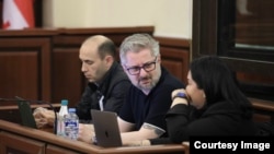 Ника Гварамия (в центре)