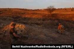 Сапери закладають вибухівку