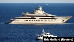 Яхта российского олигарха Алишера Усманова «Дильбар» (в центре)