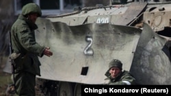 Військовослужбовці проросійських військ під час українсько-російського конфлікту в місті Маріуполь, Україна, 31 березня 2022 року. REUTERS/Чінгіс Кондаров