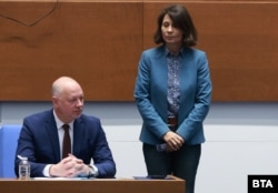 Елисавета Белобрадова връчва на премиера Росен Желязков папка с оставка на кабинета, 5 декември 2025 г.