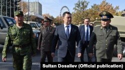 Президент Садыр Жапаров, глава ГКНБ Камчыбек Ташиев и министр обороны Бактыбек Бекболотов 
Передача боевой техники Пограничной службе ГКНБ. 21 октября 2021 года.