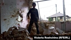 Мешканець Оріхова прибирає розвали будинку після обстрілу. Оріхів, Запорізька область, 3 березня 2022 року. Російські війська регулярно обстрілюють територію Запорізької області, зокрема Оріхів і Гуляйполе