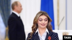 Олімпійську чемпіонку з художньої гімнастики Аліну Кабаєву називають коханкою президента Володимира Путіна. Дехто з розслідувачів каже, що вони одружені і мають спільних дітей