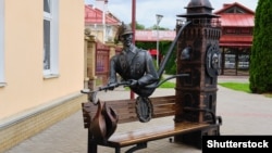 Горадня, помнік пажарніку з лаўкай каля гарадзкой пажарнай часткі. Жнівень 2024 году. Архіўнае фота