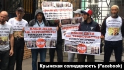 Акція підтримки кримських татар, засуджених за «першою бахчисарайською справою «Хізб ут-Тахрір» біля будівлі Верховного суду Росії. Москва, 11 липня 2019 року