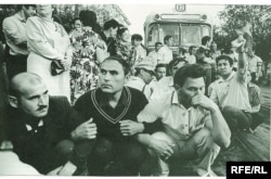 Халык трамвай юлларына чыгып утырды