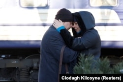 50-річні Тетяна та Анатолій прощаються на пероні. Вона їде евакуаційним потягом до Львова, він – лишається. Покровськ, 8 січня 2023 року