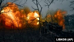 Українські військові обстрілюють з артилерії позиції російських військ поблизу Бахмута Донецької області, 20 листопада 2022 року