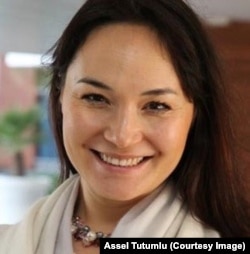 Солтүстік Кипрдегі Таяу Шығыс университетінің саясаттану кафедрасының доценті Әсел Тутумлу