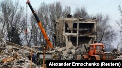 Здание ПТУ в Макеевке после атаки