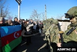 აზერბაიჯანელი დემონსტრანტები რუსი სამშვიდობოების პირისპირ. 12 დეკემბერი, 2023.