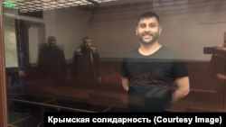 Qırımtatar faali Marlen Mustafayev Rusiye mahkemesiniñ oturışuvında. Rostov-na-Donu, 2022 senesi noyabrniñ 30-ı