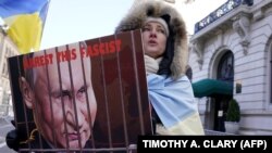 Під час акції проти агресії Росії щодо України біля російського консульства в Нью-Йорку. Напис на плакаті англійською мовою: «Заарештуйте цього фашиста» (архівне фото)
