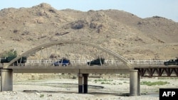 په شمالي وزیرستان کې د پاکستان پوځ ګاډي له یوه پله تېریږي ـ پخوانی انځور.