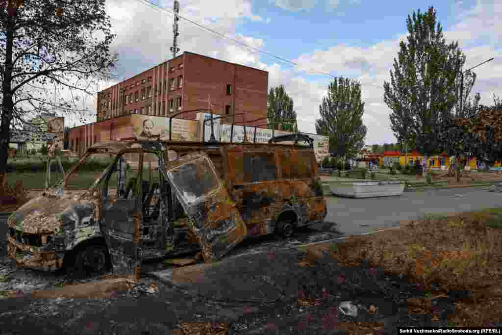 Згорілий вщент автомобіль волонтерів які займались евакуацією мирних жителів з Добропілля. В авто влучив російській FPV-дрон, декілька людей отримали поранення