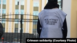 Пикет крымских татар во время процесса над фигурантами бахчисарайского «дела Хизб ут-Тахрир» в Южном окружном военном суде. Россия, Ростов-на-Дону, октябрь 2021 года