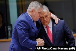 Роберт Фицо (слева) и Виктор Орбан приобрели репутацию фактических союзников Кремля в ЕС