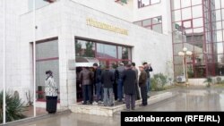 Mary welaýatyndaky bir bankomatyň öňünde dörän nobat