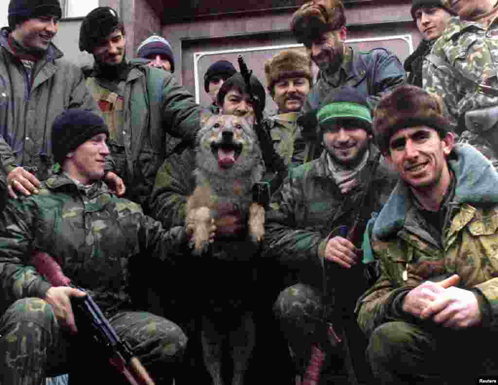 Соьлжа-ГIалара президентан шахьара чу воьддучохь берзаца суьрташ дохуш бу нохчийн гIаттамхой, 1994-чу шеран гIуран-беттан 18-гIа. Нохчийн къомана борз &ndash; маршонан а, суверенитетан а билгало йу &nbsp;