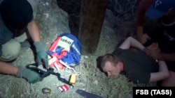 Громадянин України Геннадій Лимешко під час затримання співробітниками органів федеральної служби безпеки під час спроби пошкодити лінію електропередач у районі траси Судак – Новий Світ. Знімок з відео/ЦГЗ ФСБ Росії/ТАСС. Крим, 15 серпня 2017 року