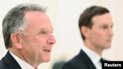 Reprezentantul special al SUA, Steve Witkoff (stânga), și Jared Kushner, ginerele lui Donald Trump, la Moscova, pe 2 decembrie.