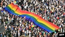 وب‌سایت ویژه‌برنامه‌های مرتبط با رژهٔ افتخار دگرباشان در سیاتل و فدراسیون بین‌المللی فوتبال تأکید کرده‌اند که نام‌گذاری مسابقهٔ این‌روز به افتخار جامعهٔ دگرباشان، ارتباطی با فیفا ندارد