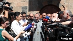 Շիրակի թեմի առաջնորդ Միքայել սրբազանը նախքան ձերբակալվելը զրուցում է լրագրողների հետ, 27-ը հունիսի, 2025թ.