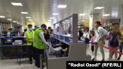 Граждане Таджикистана в аэропорту "Манас". 25 мая 2021 года. 