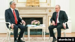 Касым-Жомарт Токаев (солдо) жана Владимир Путин (оңдо).