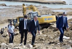 Президент Узбекистана Шавкат Мирзияев на месте прорыва дамбы.