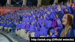 Дети в «Артеке» поздравляют Путина с днем рождения. Крым, 2017 год