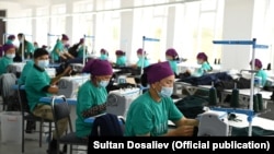 Кыргызстандагы тигүү ишканаларынын бири. Иллюстрациялык сүрөт.