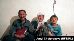 Алдакул аксакал байбичеси Ташкемпир, небереси менен. 2014-жылы тартылган сүрөт.