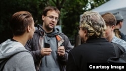 Борис Романов обсуждает с людьми городские проблемы