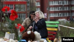 Женщина скорбит на месте российского ракетного удара, в результате которого погибли несколько детей и взрослых в жилом районе Кривого Рога, 5 апреля 2025 года.