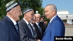 Ислам Каримов (оң жақта) Өзбекстан тұрғындарымен кездесіп тұр.