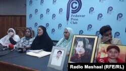 د پېښور پر ارمي پبلک سکول په برید کې د وژل شویو زده کوونکو د میندو او پلرونو ټولنې د جون پر ۳۰مه ويلي چې حکومت دې له ټي ټي پي سره په مذاکراتو کې دوی په اعتماد کې واخلي.