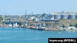 Балкер класу «річка – море» вантажиться зерном біля терміналу «Авліта», Севастополь, 5 липня 2022 року