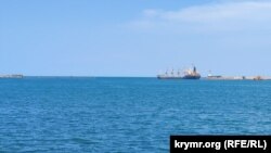 Балкер «Матрос Позынич» проходить бонові ворота, Севастополь 4 липня 2022 року