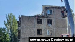 «О 22:55 під час пошуково-рятувальних робіт під завалами на сходовій клітині знайдено тіло чоловіка»