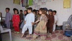 د پوهنتون زدهکونکې جینکۍ له بې وزلو ځوانانو سره په تعلیم کې مرستې کوي.