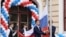Школьники поднимают флаг РФ на торжественной линейке, посвященной Дню знаний