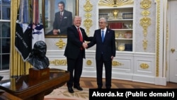 Қазақстан президенті Қасым-Жомарт Тоқаев (оң жақта) және АҚШ президенті Дональд Трамп (сол жақта) Вашингтонда кездескен сәт. 6 қараша 2025 жыл.