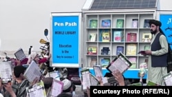 مطيع الله ويسا له ۲۰۲۲ز کال راهيسې د افغانستان په بېلا بېلو سيمو کې د ماشومانو لپاره ګرځنده کتابتونونه پرانيستي ول.