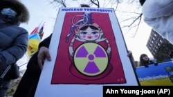 Під час акції проти вторгнення Росії до України біля російського посольства у Південній Кореї. Сеул, 29 січня 2023 року