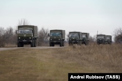 Колона російської військової техніки на окупованій частині Херсонщини